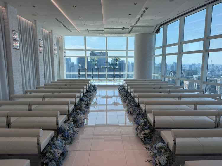 チャペルは白を基調とされていて気品があった。前方と横がガラス張りで、とても明るかった。