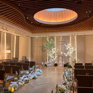 挙式会場の中の写真。天窓から自然光が取り入れられ、温かみのある雰囲気です。