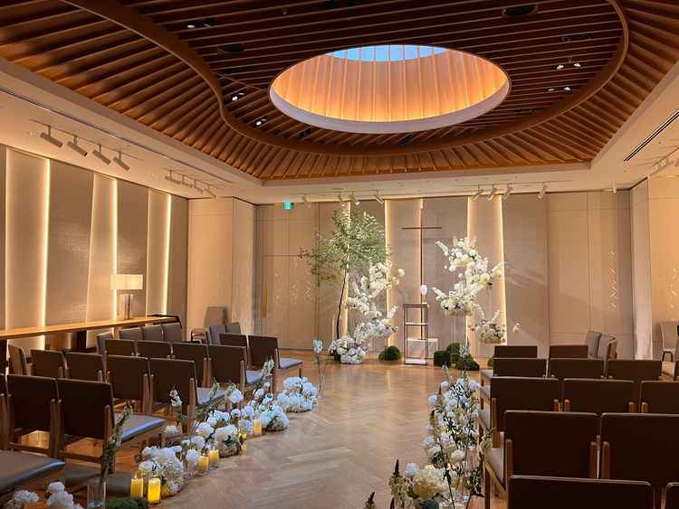 挙式会場の中の写真。天窓から自然光が取り入れられ、温かみのある雰囲気です。