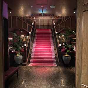 1番特徴のある赤色の大階段。シックな雰囲気があり、とてもよかった。