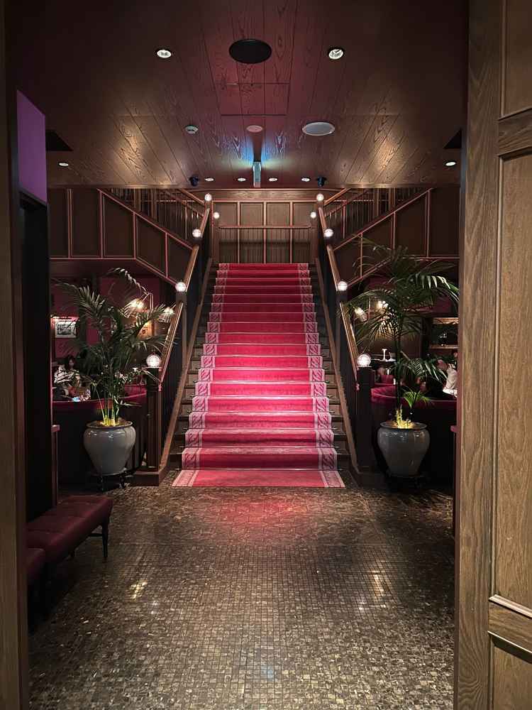 1番特徴のある赤色の大階段。シックな雰囲気があり、とてもよかった。