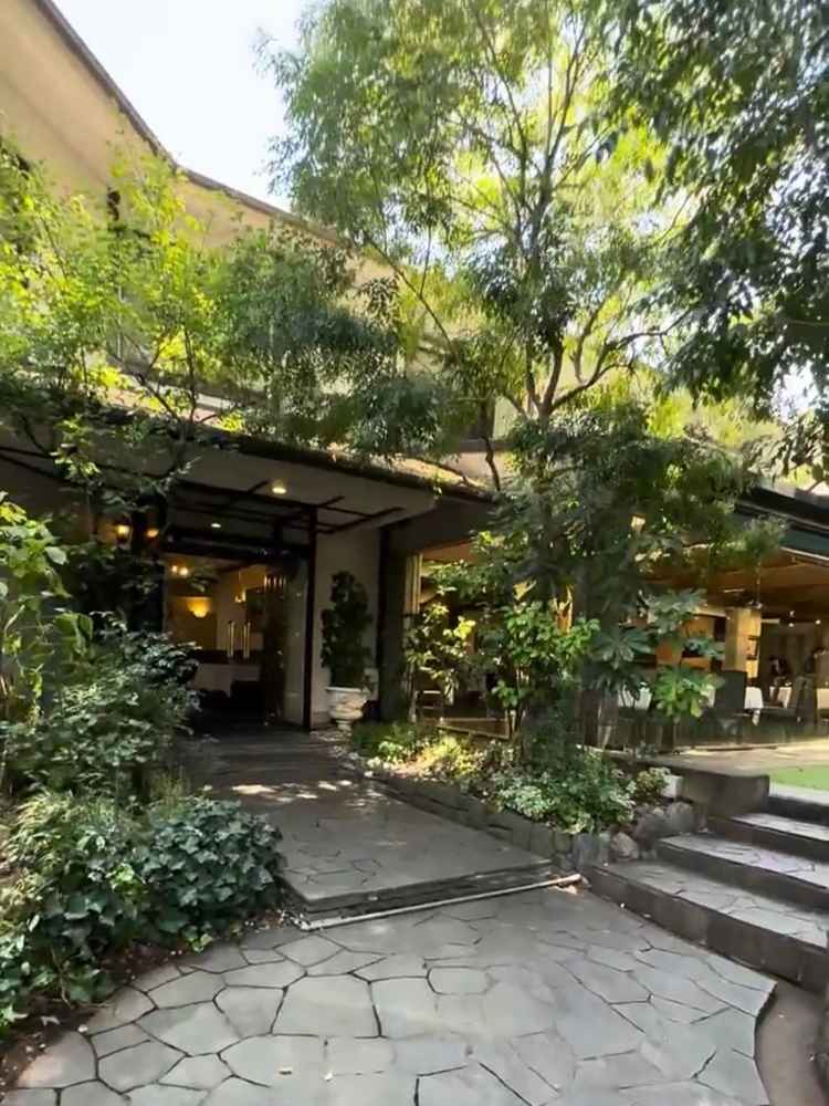 建物入り口の様子。右側がガーデンにつながっている。別荘感があり良い。