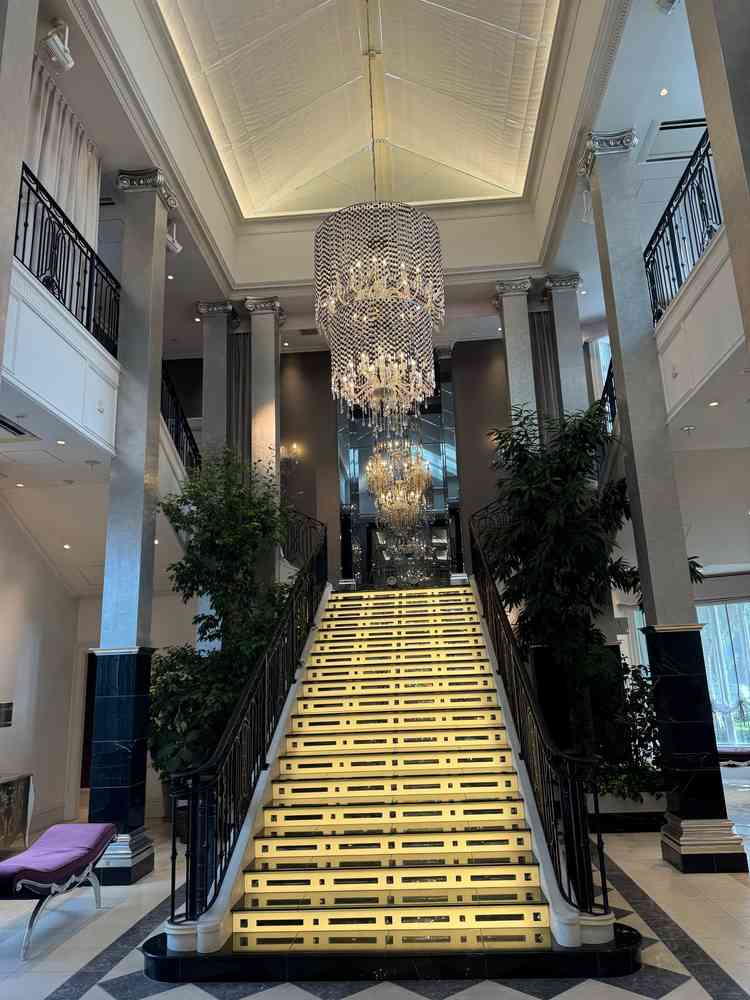 披露宴会場前の大階段