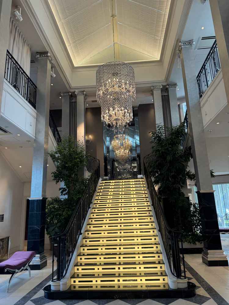 披露宴会場前の大階段