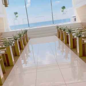 チャペルです。とても綺麗で感動しました。階段を登ると海が見えて、奥のゲストの顔もしっかり見えそうです