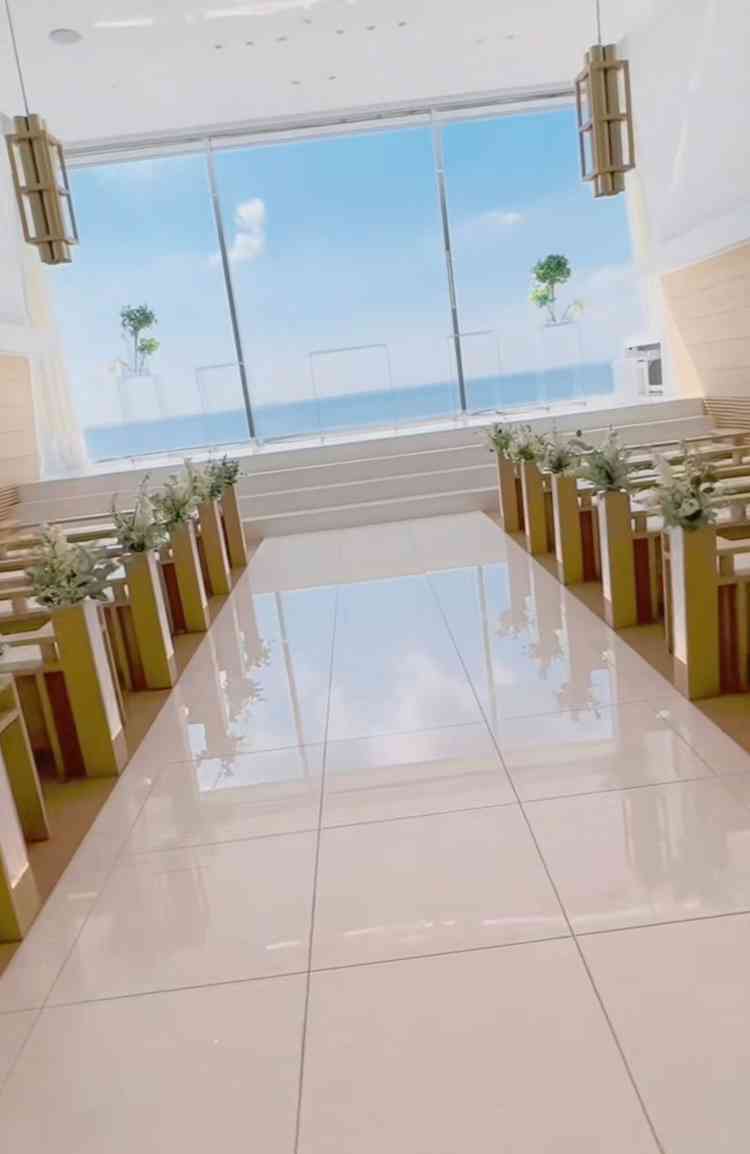 チャペルです。とても綺麗で感動しました。階段を登ると海が見えて、奥のゲストの顔もしっかり見えそうです