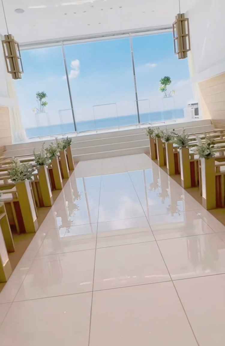 チャペルです。とても綺麗で感動しました。階段を登ると海が見えて、奥のゲストの顔もしっかり見えそうです