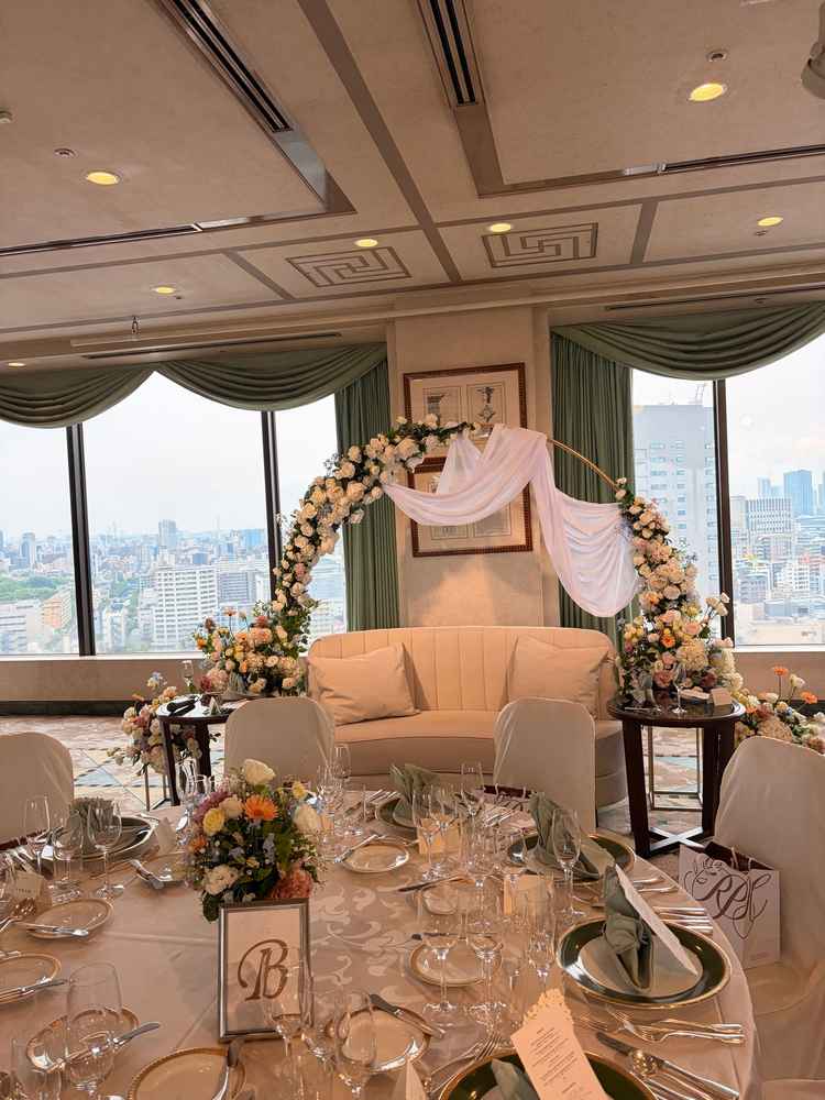 披露宴会場の高砂の写真です。お花のセンスがとても良かったです。また景色が絶景でした。