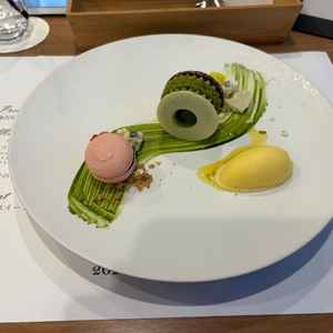 デザート。抹茶のケーキがおしゃれだった。