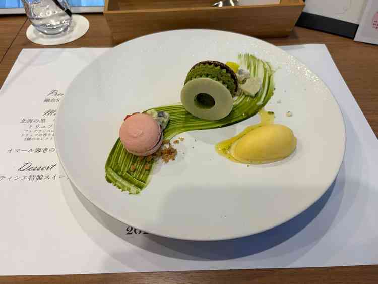 デザート。抹茶のケーキがおしゃれだった。