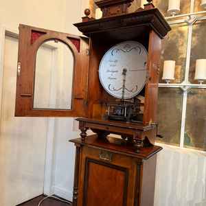 チャペルにあるオルゴール。100年以上前のもので、アンティーク物で良い存在感です。