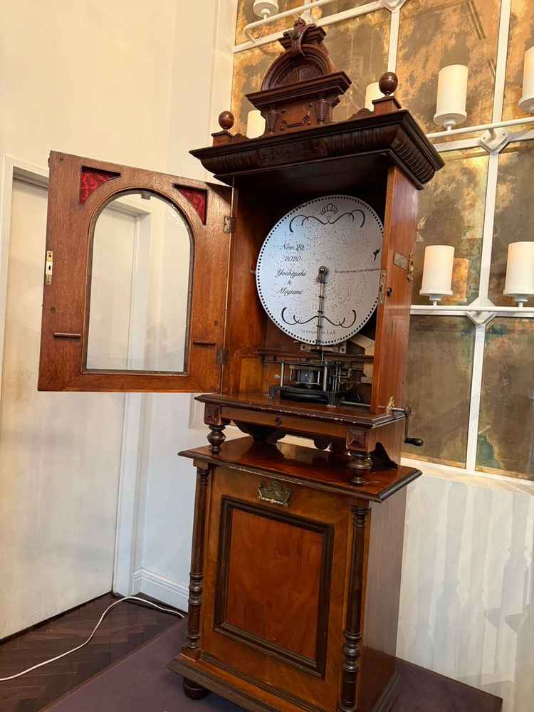 チャペルにあるオルゴール。100年以上前のもので、アンティーク物で良い存在感です。
