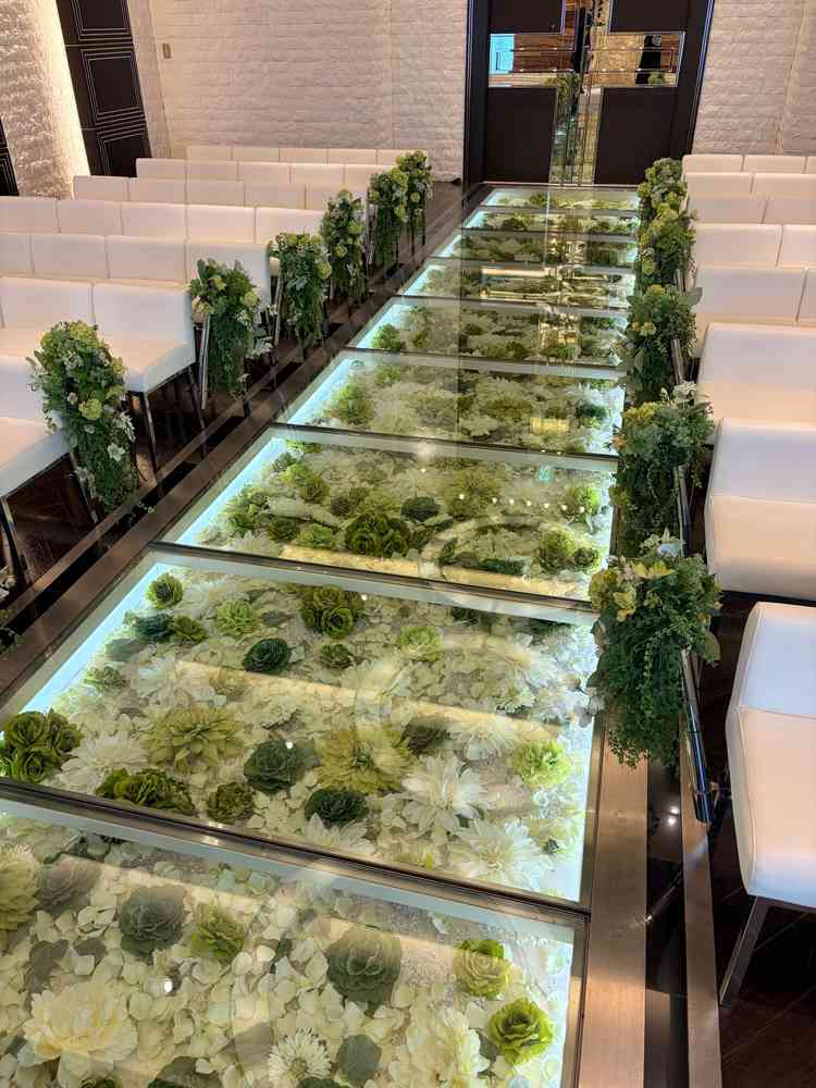 このバージンロードにお花が敷き詰められていることに感動した。歩きたいと思った。大阪ではここだけらしい