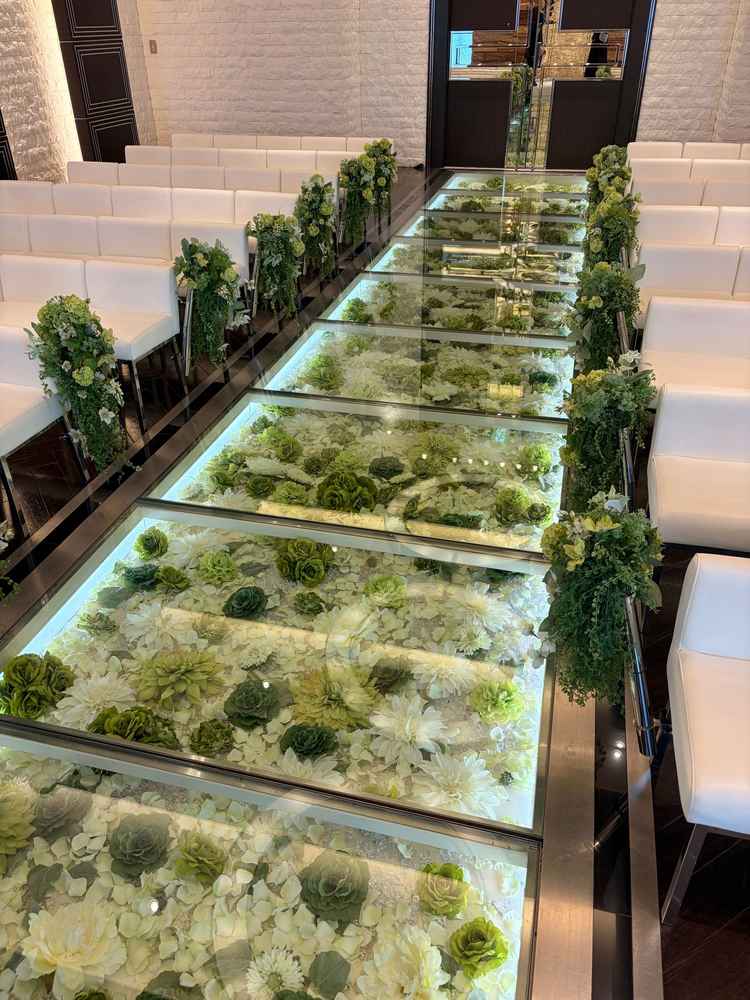 このバージンロードにお花が敷き詰められていることに感動した。歩きたいと思った。大阪ではここだけらしい