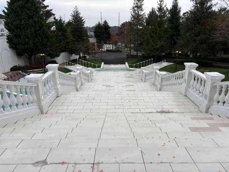 チャペル出口から見た大階段