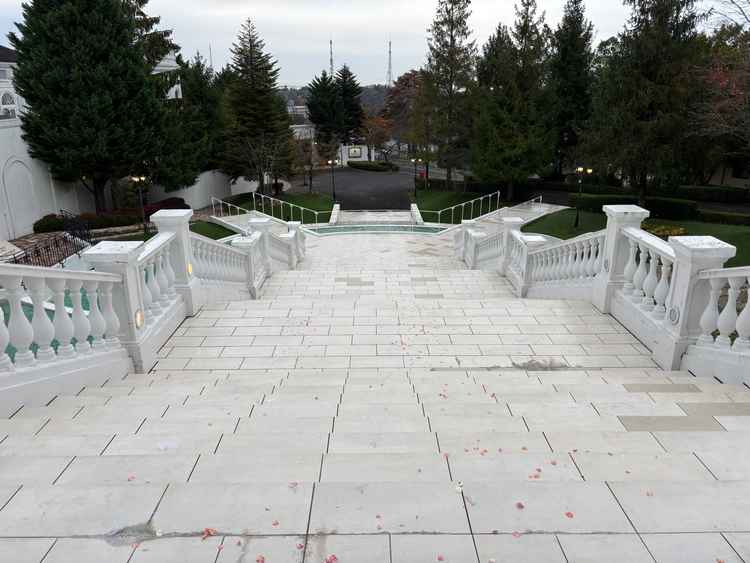 チャペル出口から見た大階段