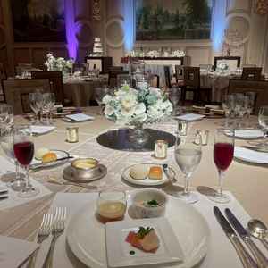 披露宴会場(大)の食事の風景。照明の演出が華やかでした。