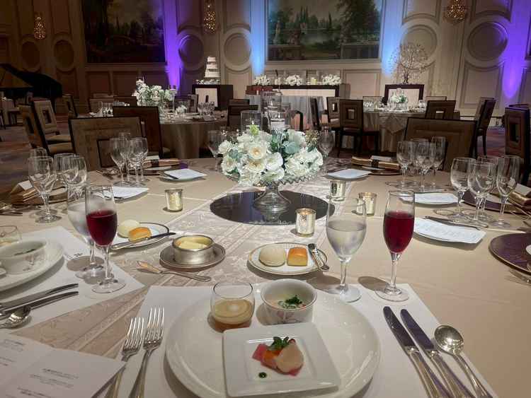 披露宴会場(大)の食事の風景。照明の演出が華やかでした。