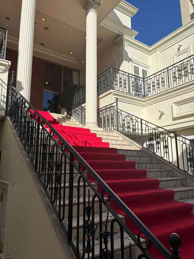 フラワーシャワーの階段