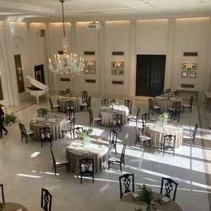 白を基調とした披露宴会場。ナチュラルにかわいい雰囲気だが、花の色や装飾によって雰囲気は変えられそう。