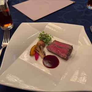 試食でいただいたメインのお肉料理。赤ワインのソースとの相性が良く、柔らかくて美味しかったです。