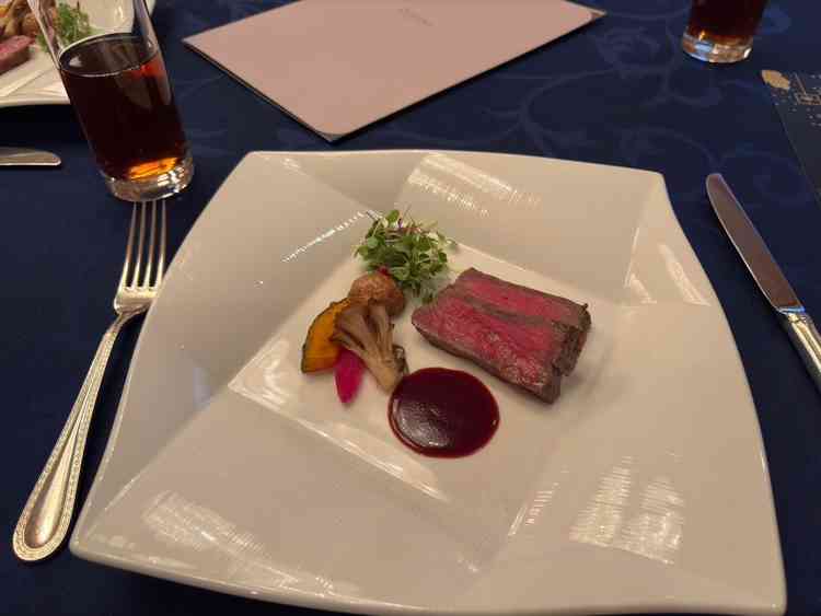 試食でいただいたメインのお肉料理。赤ワインのソースとの相性が良く、柔らかくて美味しかったです。