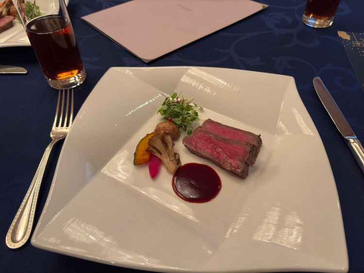 試食でいただいたメインのお肉料理。赤ワインのソースとの相性が良く、柔らかくて美味しかったです。