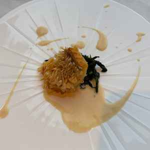 鱗付きの白身魚、ぱりぱりで西京味噌のソースが美味しかった！