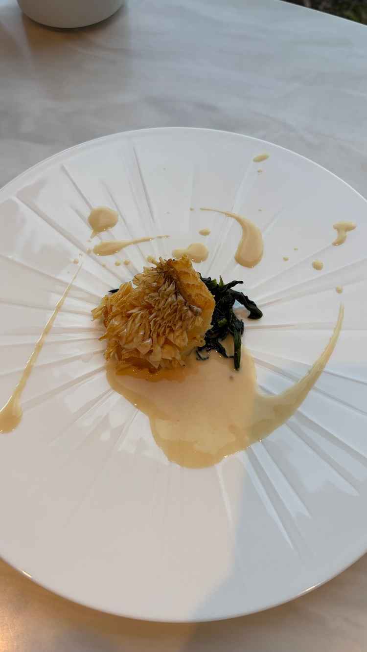 鱗付きの白身魚、ぱりぱりで西京味噌のソースが美味しかった！