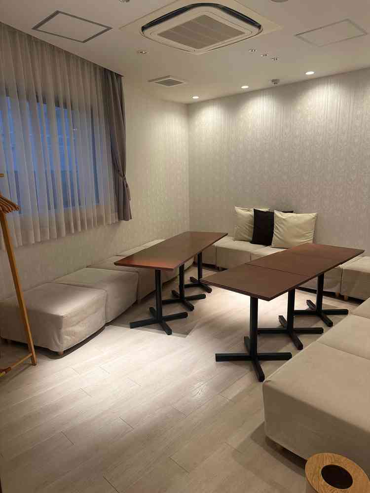 両家控え室①ブライズルーム・トイレにも近く、空間も広い、使いやすい印象（更衣室は別）