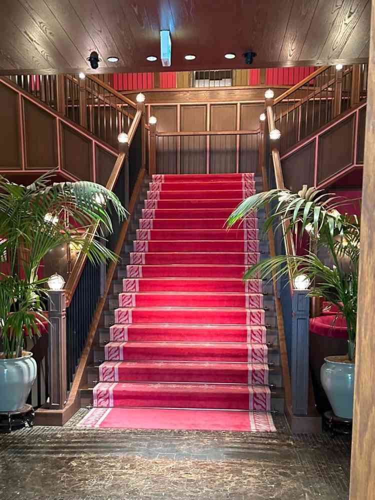 有名なウェルカムスペースの大階段。ここで写真撮影やファーストミートなども行うことができるそうです。