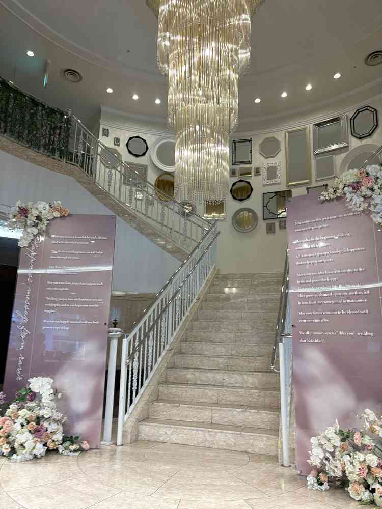 エントランスすぐの高級ホテルさながらの階段(母はホテルではないと知って、驚いていました)