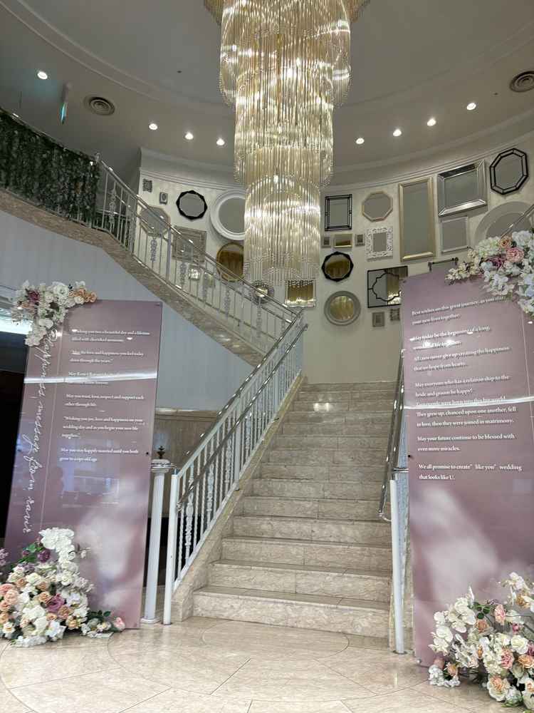 エントランスすぐの高級ホテルさながらの階段(母はホテルではないと知って、驚いていました)