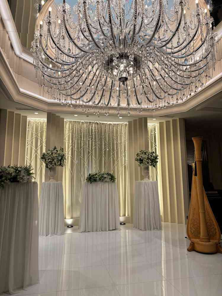 挙式会場②大きなシャンデリアの下で式を行える。自然光も入りとても綺麗。