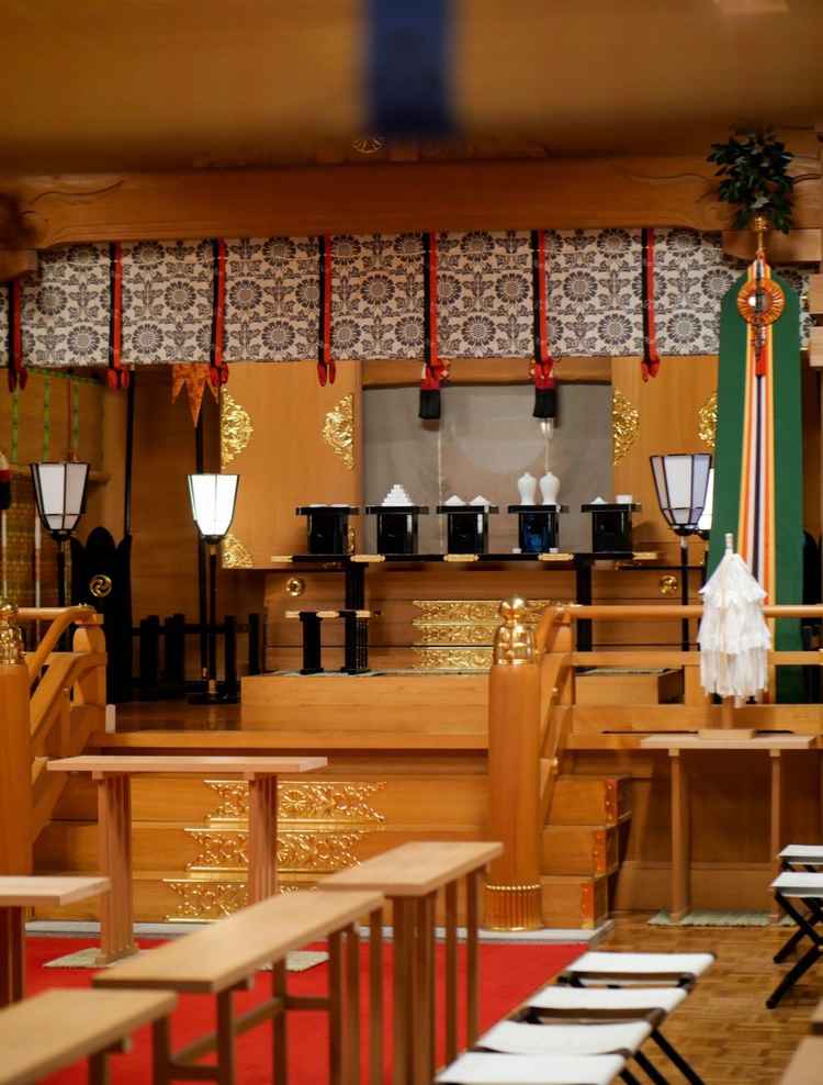 神聖な神殿の前で背筋が伸びました
