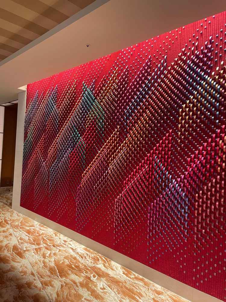 披露宴会場の手前に施されている、帯で細工された写真映えする壁面です。