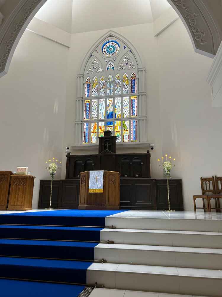 2つあるうちのステンドグラスが特徴のチャペルの内観。青のバージンロードが本当に素敵でした。