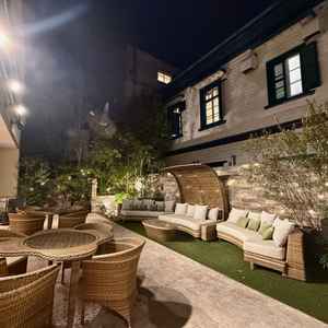 披露宴会場のお庭です。洋館の中庭のようでもあり、ホテルのテラスのような雰囲気もありました。