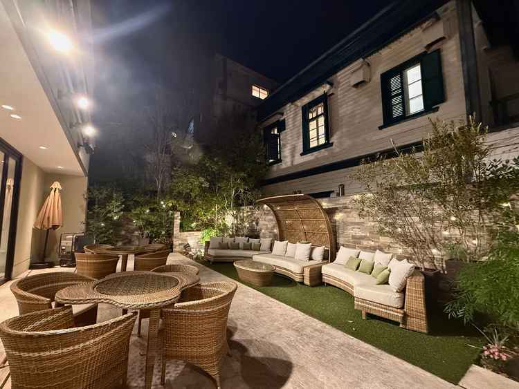 披露宴会場のお庭です。洋館の中庭のようでもあり、ホテルのテラスのような雰囲気もありました。