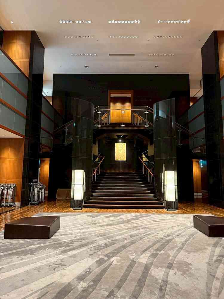 ゲスト待合室から披露宴会場の通り道。とても豪華で写真映えします。