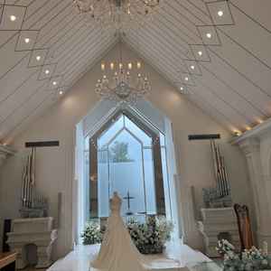 チャペルの写真。白色とガラスのチャペルがとても理想的でした。