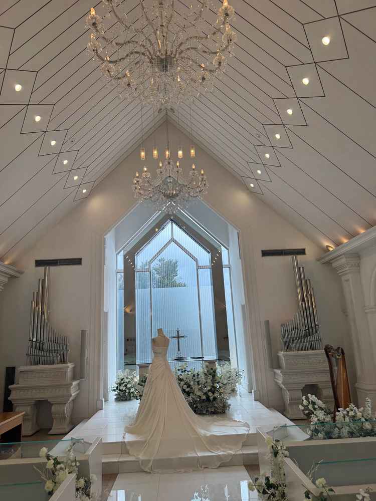 チャペルの写真。白色とガラスのチャペルがとても理想的でした。