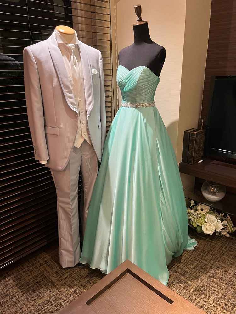 ドレスとタキシードが展示されていました。ドレスを見たらワクワクしました。