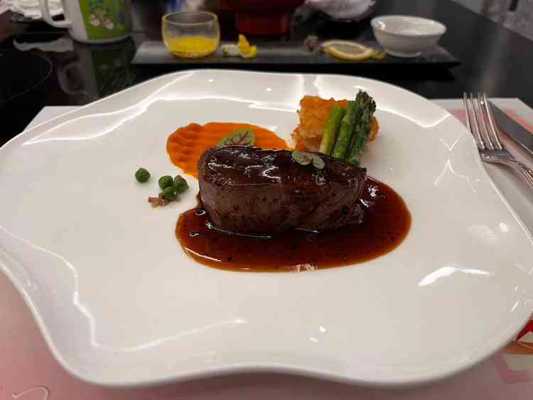 試食。洋風の方のお肉柔らかく美味しい。