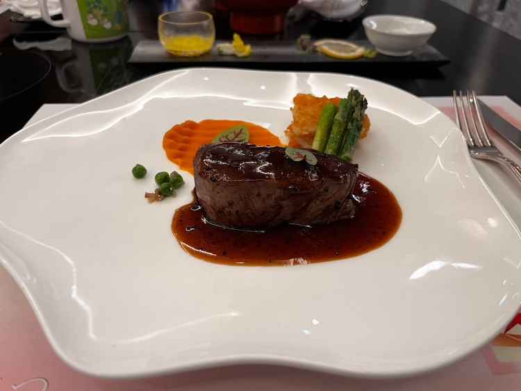 試食。洋風の方のお肉柔らかく美味しい。