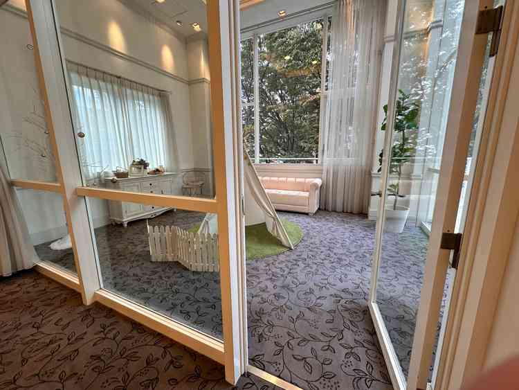 披露宴会場内のキッズルームです。子連れの参列者も気を遣わずに、披露宴に参加できそうです。