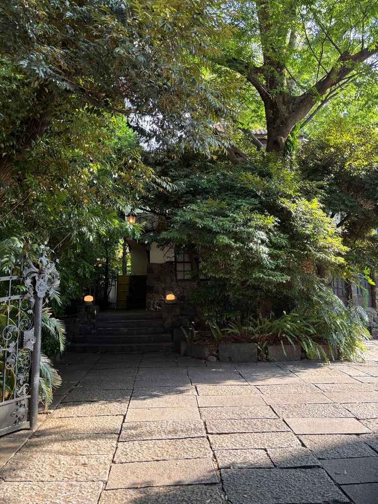 グリーンに囲まれた外観です。