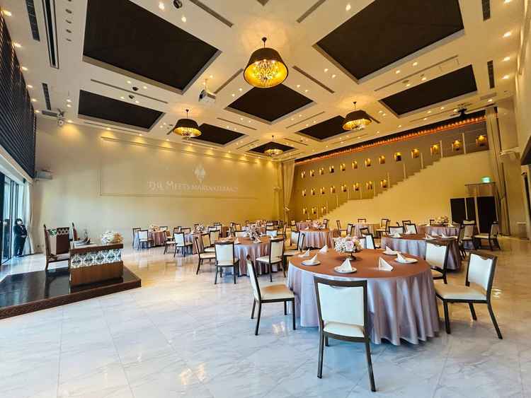 1階の披露宴会場。大きなスクリーンと階段が魅力的でした。