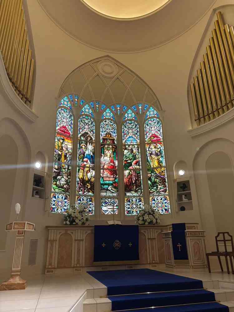 重厚で荘厳な雰囲気がありステンドグラスと高い天井があることで、非日常感・特別感が強く感じます。