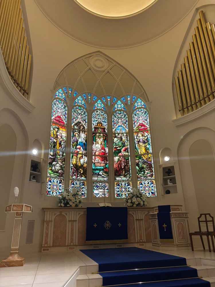 重厚で荘厳な雰囲気がありステンドグラスと高い天井があることで、非日常感・特別感が強く感じます。